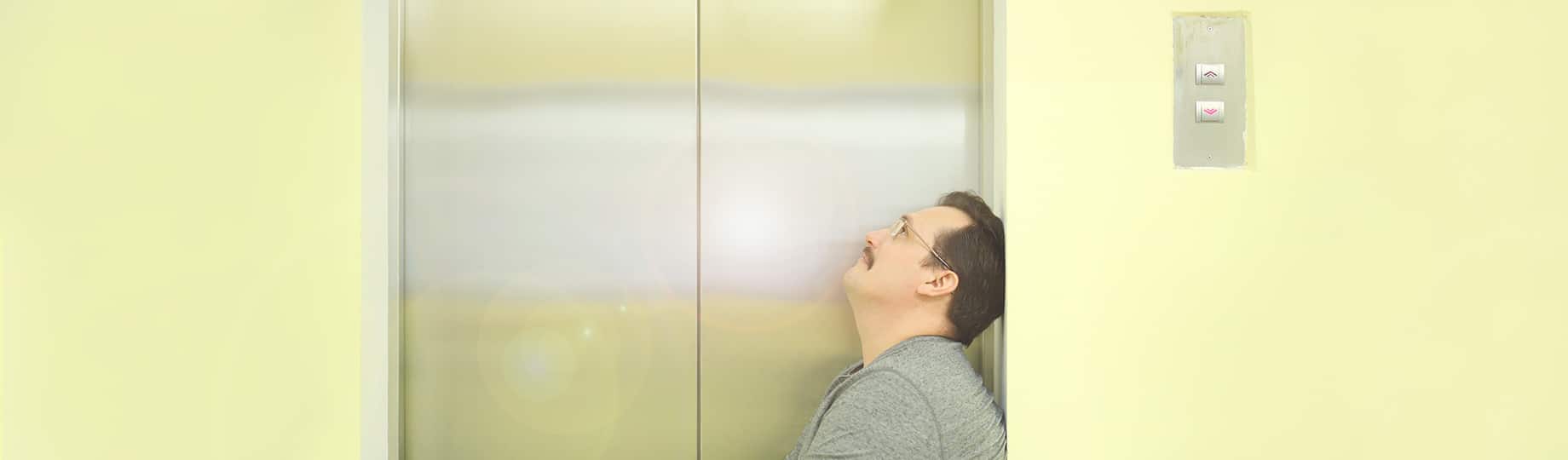 Homem esperando elevador chegar