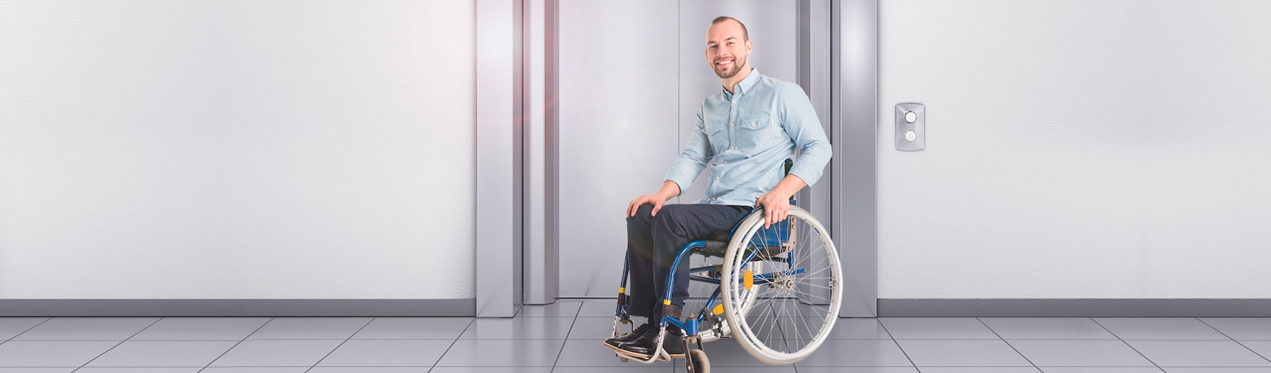 Homem cadeirante esperando por elevador residencial para deficientes